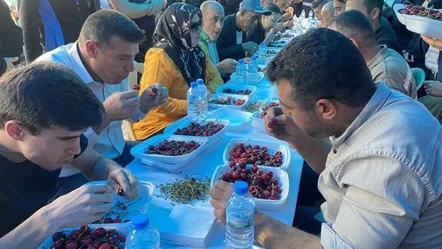 Kiraz Yeme Rekoru! 10 Dakikada 2.5 Kilo Kiraz Yedi, Şoke Etti!