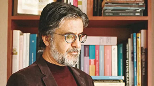Akif Emre erguvan gibiydi
