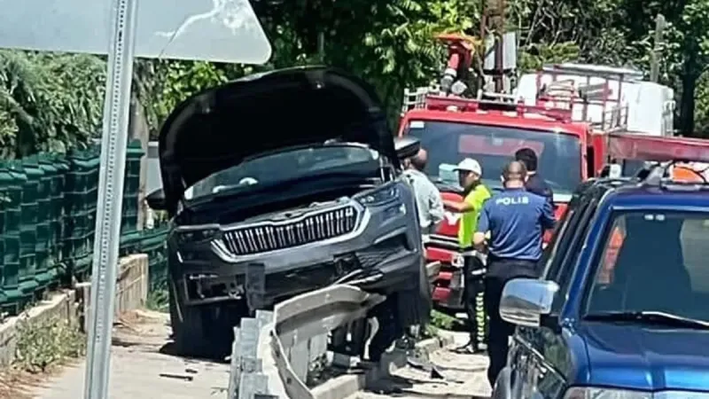 Amasya’da kaza yapan otomobil bariyerlere asılı kaldı: 1 kişi yaralandı!