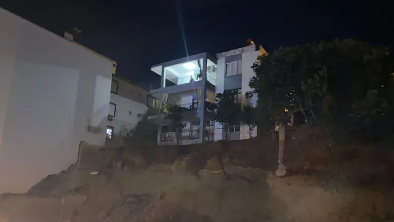 Antalya’da inşaat kazı çalışmasında toprak kaydı: Bir ev tahliye edildi!