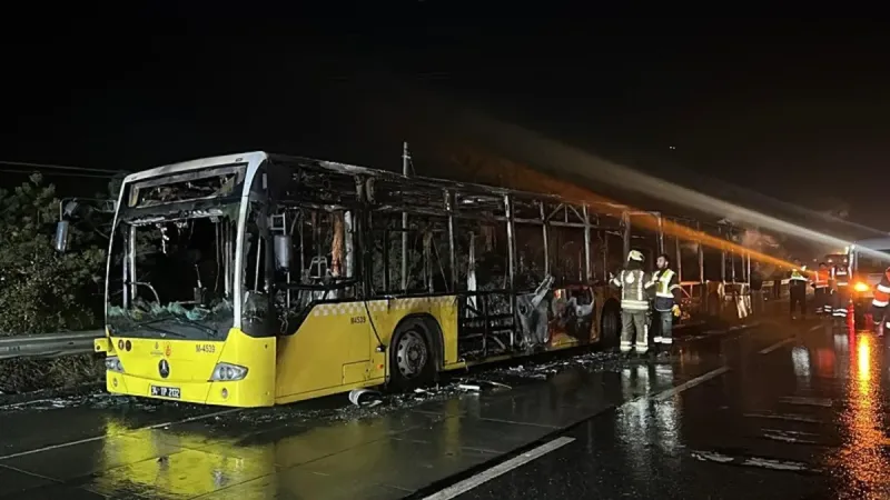 Arnavutköy'de İETT otobüsü yanarak küle döndü
