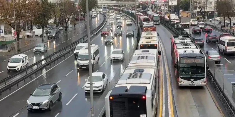 Avcılar'da metrobüs arızası: Duraklarda yoğunluk oluştu