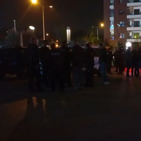 AVM'de bekçilere silah gösterdi