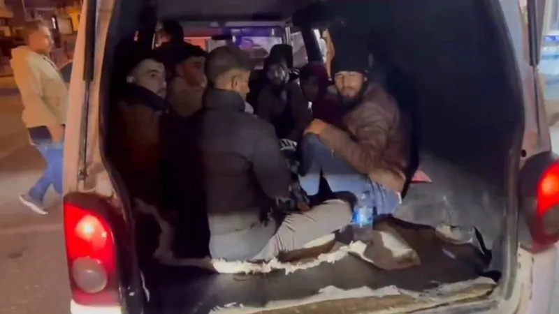 Avrupa hayaliyle yola çıktılar, minibüs bagajında yakalandılar: Hatay'da göçmen operasyonu