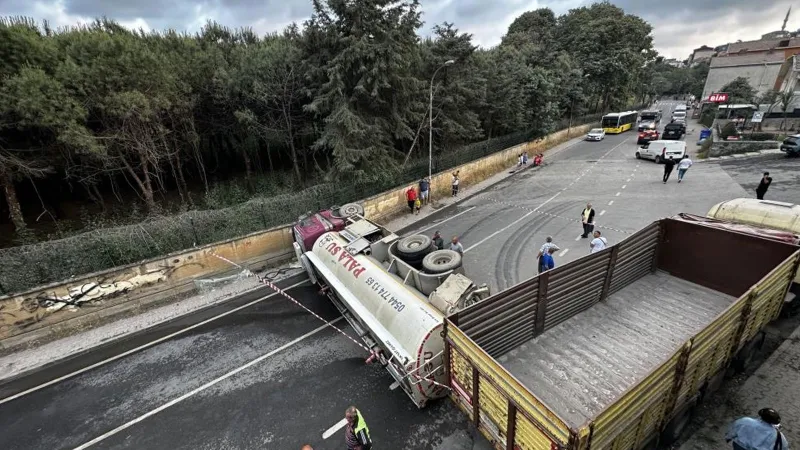 Beykoz'da korkutan kaza: Su tankeri geri manevra yaparken devrildi