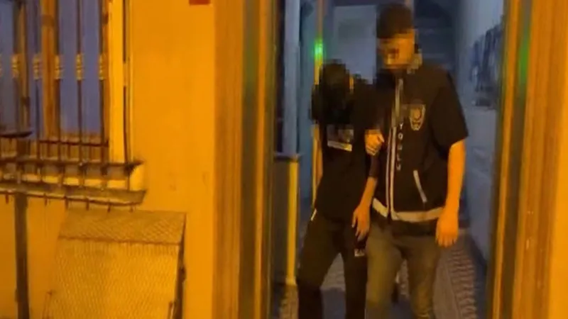 Beyoğlu’nda 16 yaşındaki şüpheli taksiciyi bıçakladı