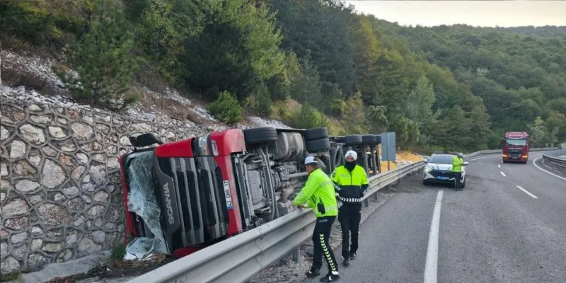 Bursa'da Tır Kabusu! Feci Kazada 2 Yaralı!