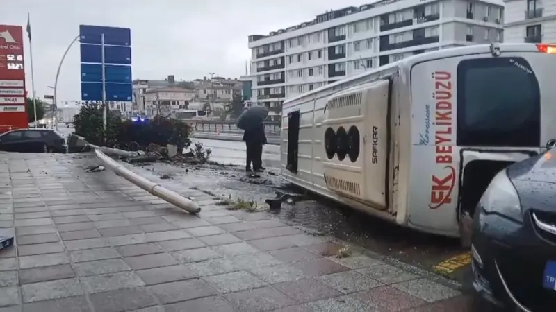Büyükçekmece'de faciadan kıl payı kurtuldular: Minibüs devrildi!