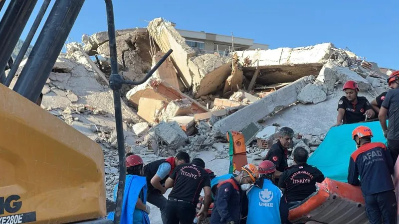 Depremde hasar alan bina çöktü! İş makinesi operatörü hayatını kaybetti