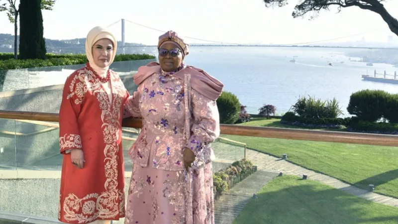 Emine Erdoğan'dan Sürpriz Ziyaretçi: Kraliçe İstanbul'da!