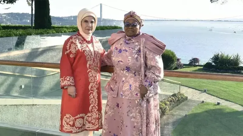 Emine Erdoğan ve Kraliçe'den Sürpriz Görüşme! Neler Konuşuldu?