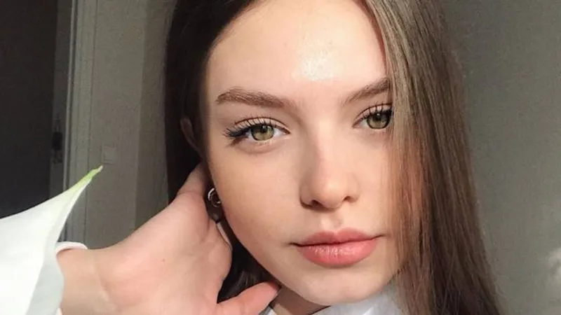 İrem Yalçınkaya Kimdir? Emir Can İğrek Aşkı Şaşırttı!