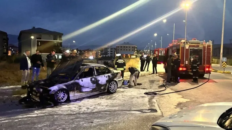 Erzincan’da seyir halindeki otomobil alev alev yandı: 2 kişi canını zor kurtardı!