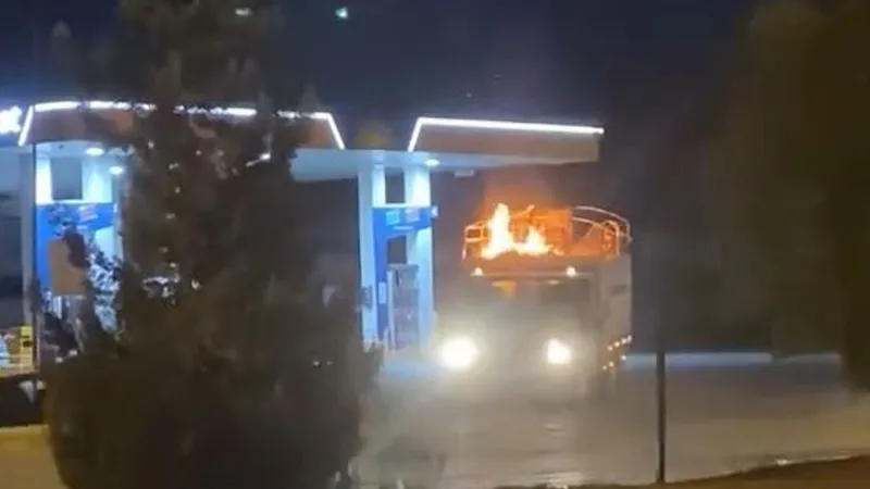 Faciadan son anda dönüldü! Alev topuna dönen kamyonet akaryakıt istasyonuna girdi