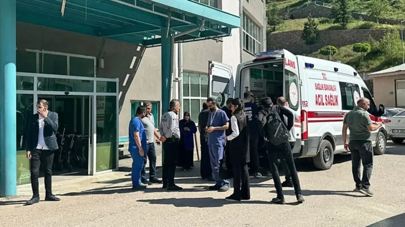 Hakkari'de servis minibüsü takla attı; 13'ü öğrenci 14 yaralı