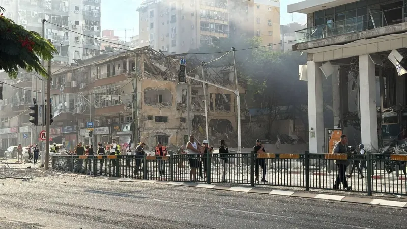İran'ın 20'den fazla füzeyle yaptığı misillemede Tel Aviv çevresinde isabetler olduğu bildirildi