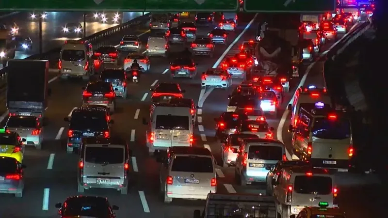 İstanbul'da Trafik Felç! Akşam Yoğunluğu Yüzde Kaça Ulaştı?