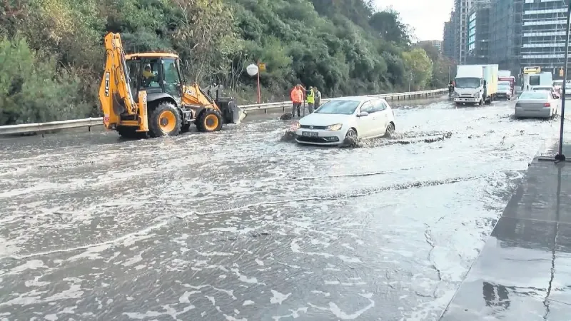 İstanbul'da hayat felç! Araçlar enkaz altında kaldı