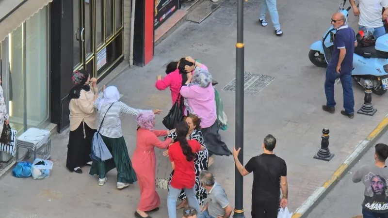 Karabük'te kadınların saç saça kavgası cep telefonu kamerasında