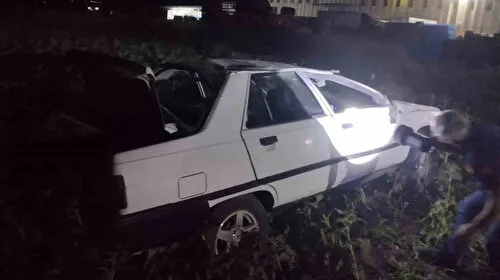 Marketin önündeki palete çarpan otomobil tarlaya savruldu