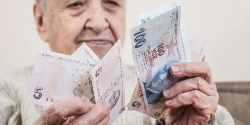Milyonlarca emeklinin hesaplarına bugün zamlı maaş yatacak!