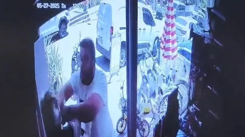 Motosiklet tartışması kanlı bitti: İki saldırgan, esnafı hastanelik etti