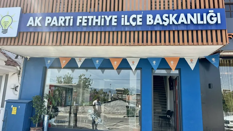 Muğla'da AK Parti ilçe binasına taşlı saldırı!