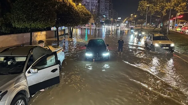 Adana'da Şiddetli Yağış! Sokaklar Göl Oldu, Hayat Durdu!