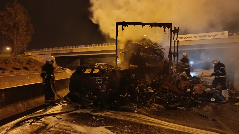 Adana'da TIR'a çarpan cip adeta kül oldu!