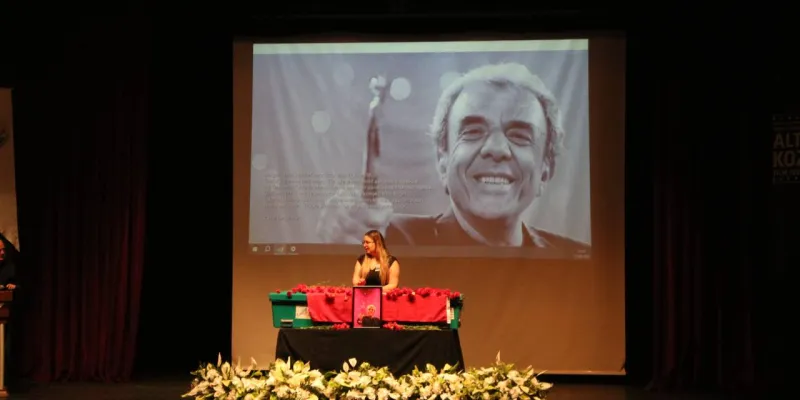 Ali Özgentürk Veda: Usta Yönetmen Adana'da Son Yolculuğuna Uğurlandı!