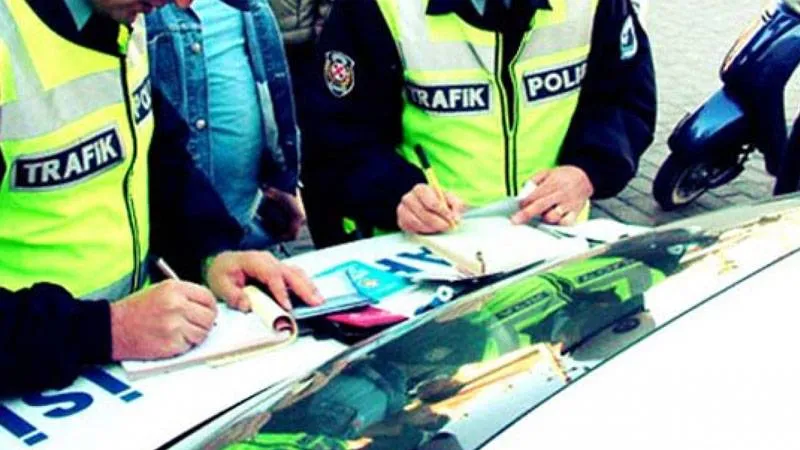 Beylikdüzü'nde Otomobil Şov! Camdan Sarkanlara Şok Ceza!