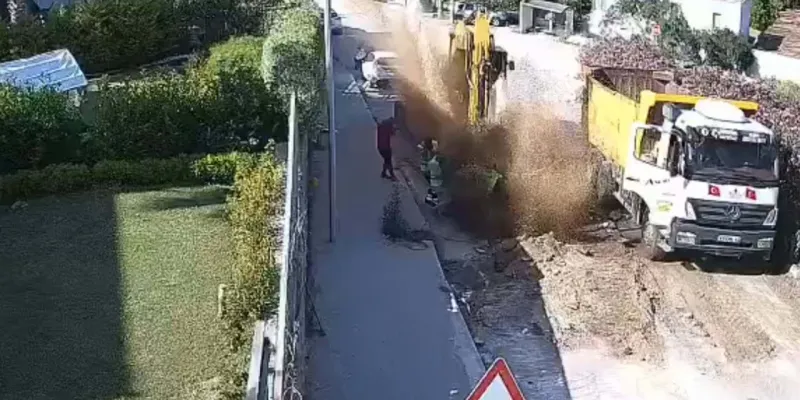 Bodrum'da Boru Patladı! 9 Ev Sular Altında, Otomobiller Pert!