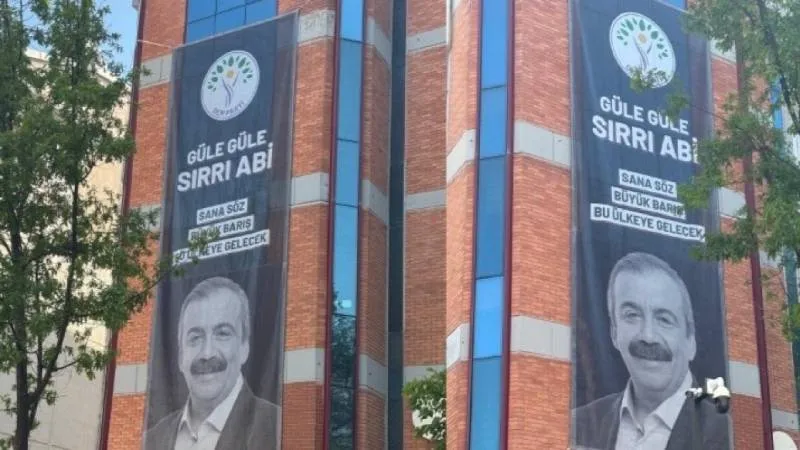DEM'den Barış Çağrısı: Sırrı Süreyya Önder Afişiyle Umut Yeşerdi!