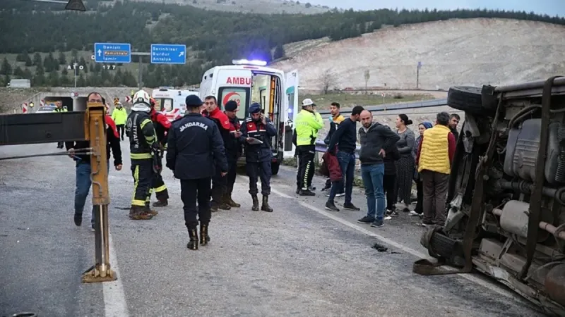 Denizli'de Korkunç Kaza! Servis Minibüsü Faciası: 18 Yaralı!