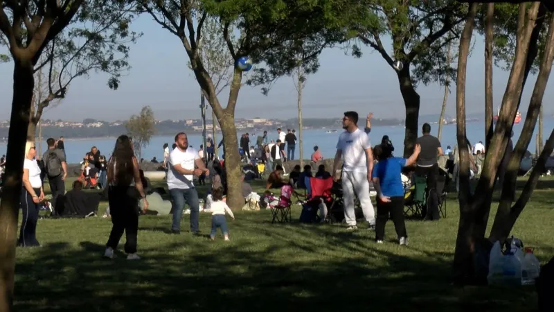 İstanbul'da sıcak havayı fırsat bilen vatandaşlar soluğu park ve bahçelerde aldı