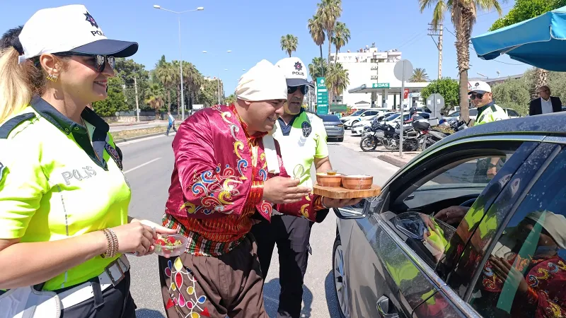 Silifke'den Sürücülere Tatlı Sürpriz! Yoğurtlu Trafik Uygulaması