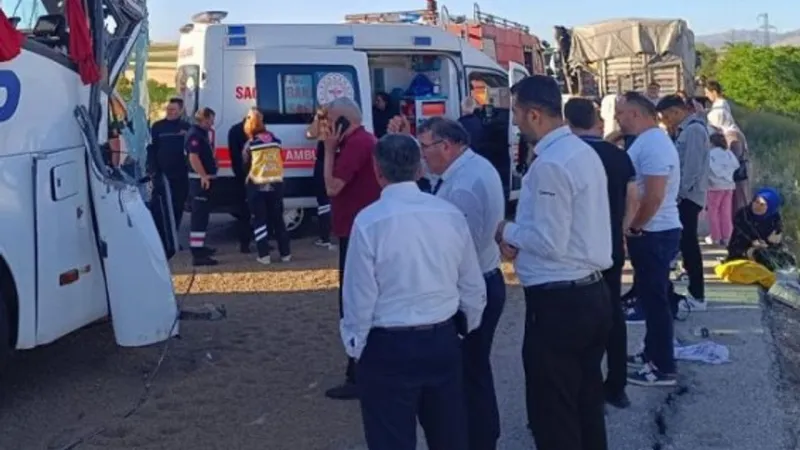 Otobüs, TIR ve iki otomobil birbirine girdi! 24 yaralı var