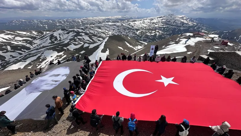 Palandöken'in zirvesinde 19 Mayıs'ı kutladılar
