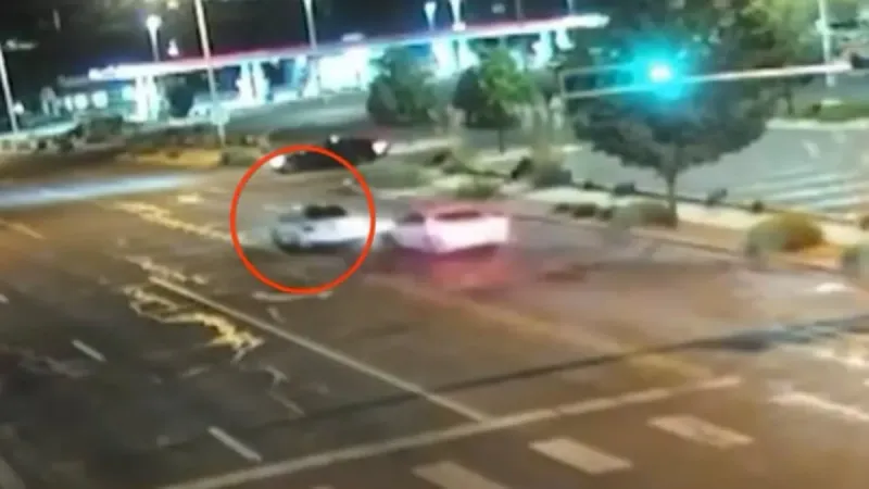 Polisten Kaçarken Kaza! Polisin Kurtarma Anı Kamerada