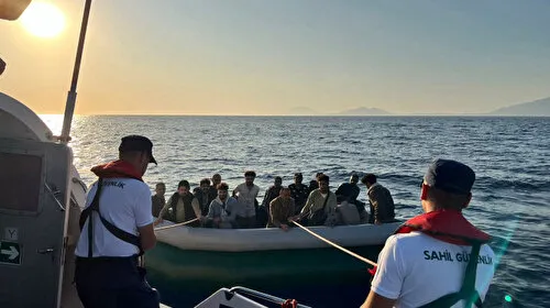 Sahil Güvenlik sürüklenen bottaki 14 düzensiz göçmeni kurtardı