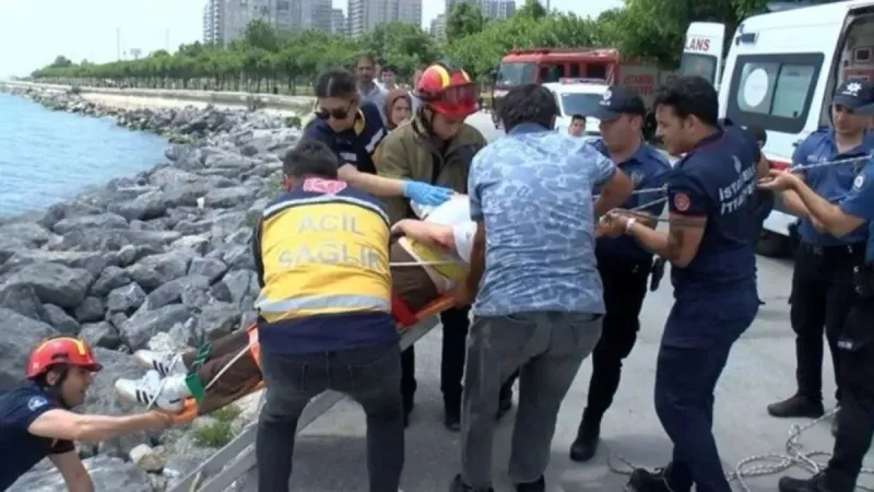 Sahilde gezen kadın kayalıklara düşüp yaralandı