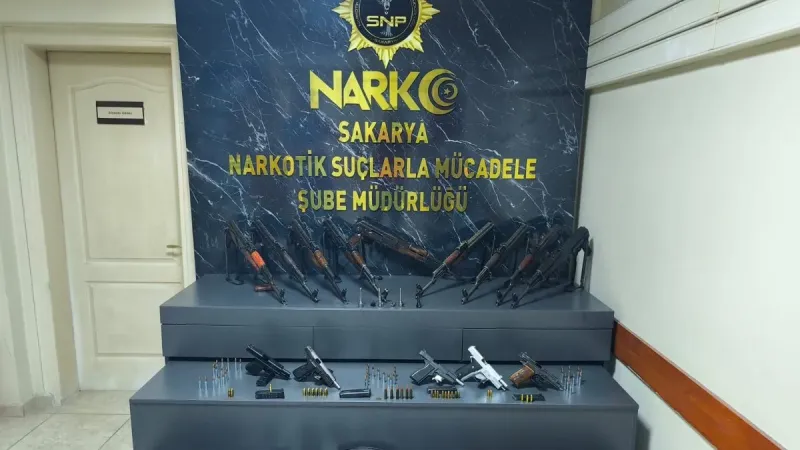 Sakarya’da şok operasyon! Polis memurunun kullandığı kiralık araçtan cephanelik çıktı