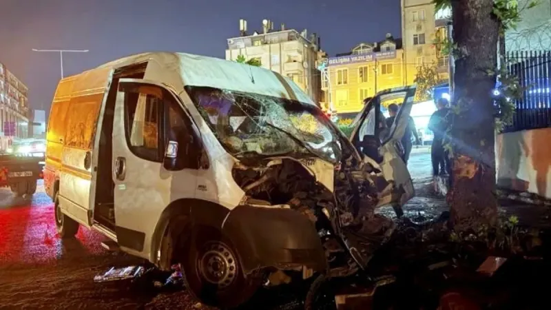 Avcılar'da Feci Kaza: Minibüs Ağaca Çarptı! 4 Yaralı