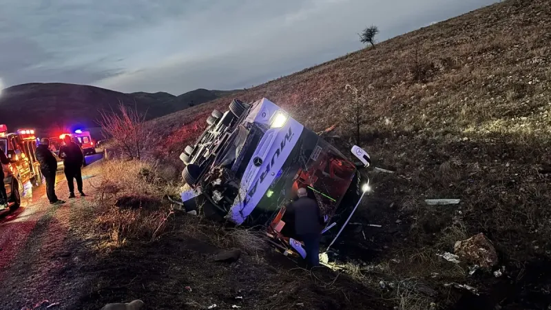SON DAKİKA: Afyonkarahisar'da katliam gibi kaza! Yolcu otobüsü devrildi: 2 ölü, 21 yaralı