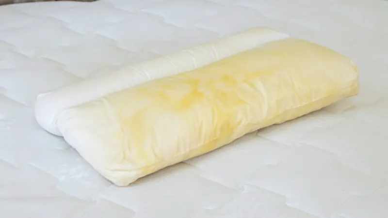 Yastıklardaki sarı lekeleri söküp atıyor! Çamaşır makinenize eklemeniz yeterli…